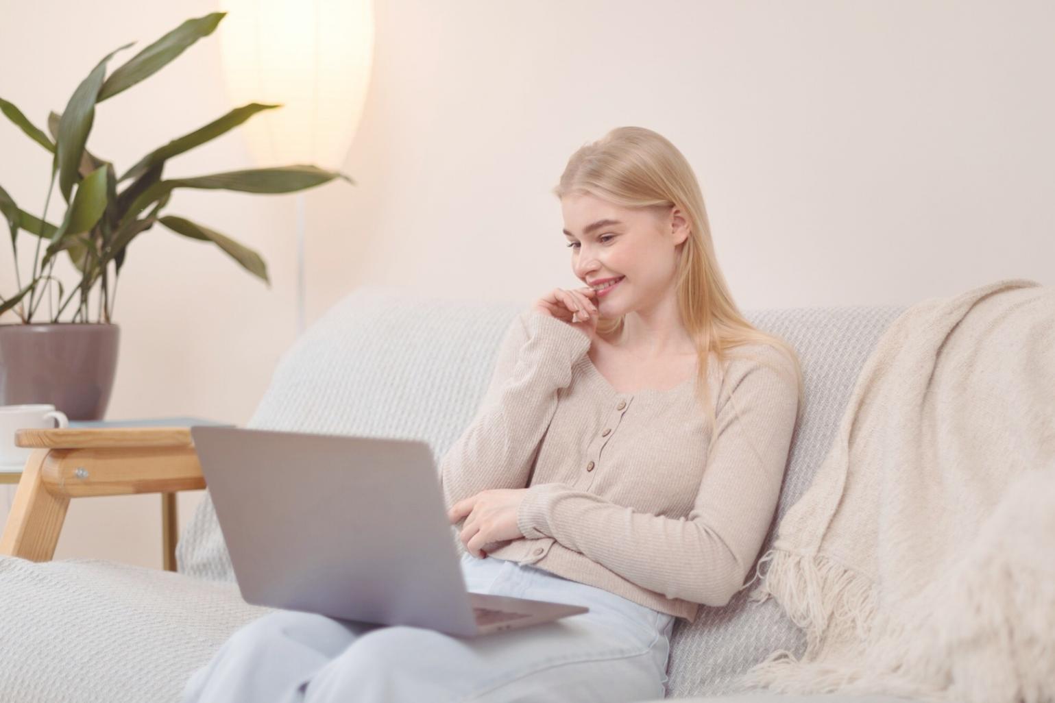 Análisis de datos financieros en pantallas múltiples mostrando tendencias del mercado español