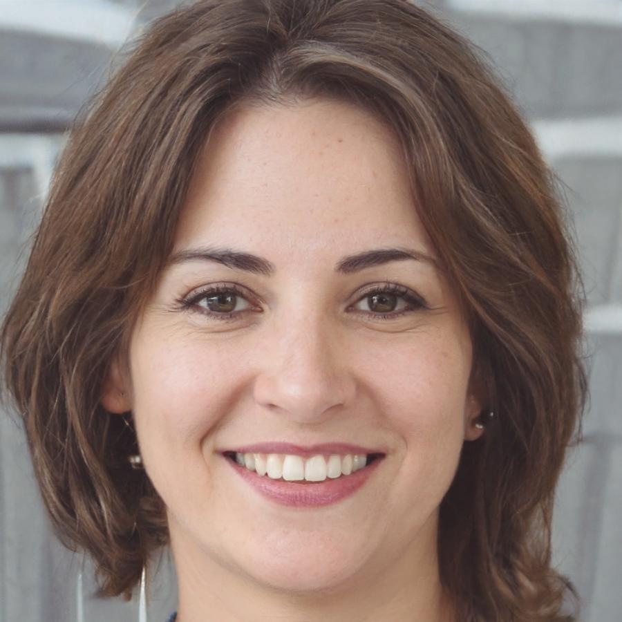 Retrato profesional de Esperanza Valderas, Directora de Análisis Sectorial